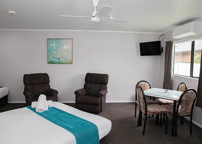 Bks Palm Court Motor Lodge