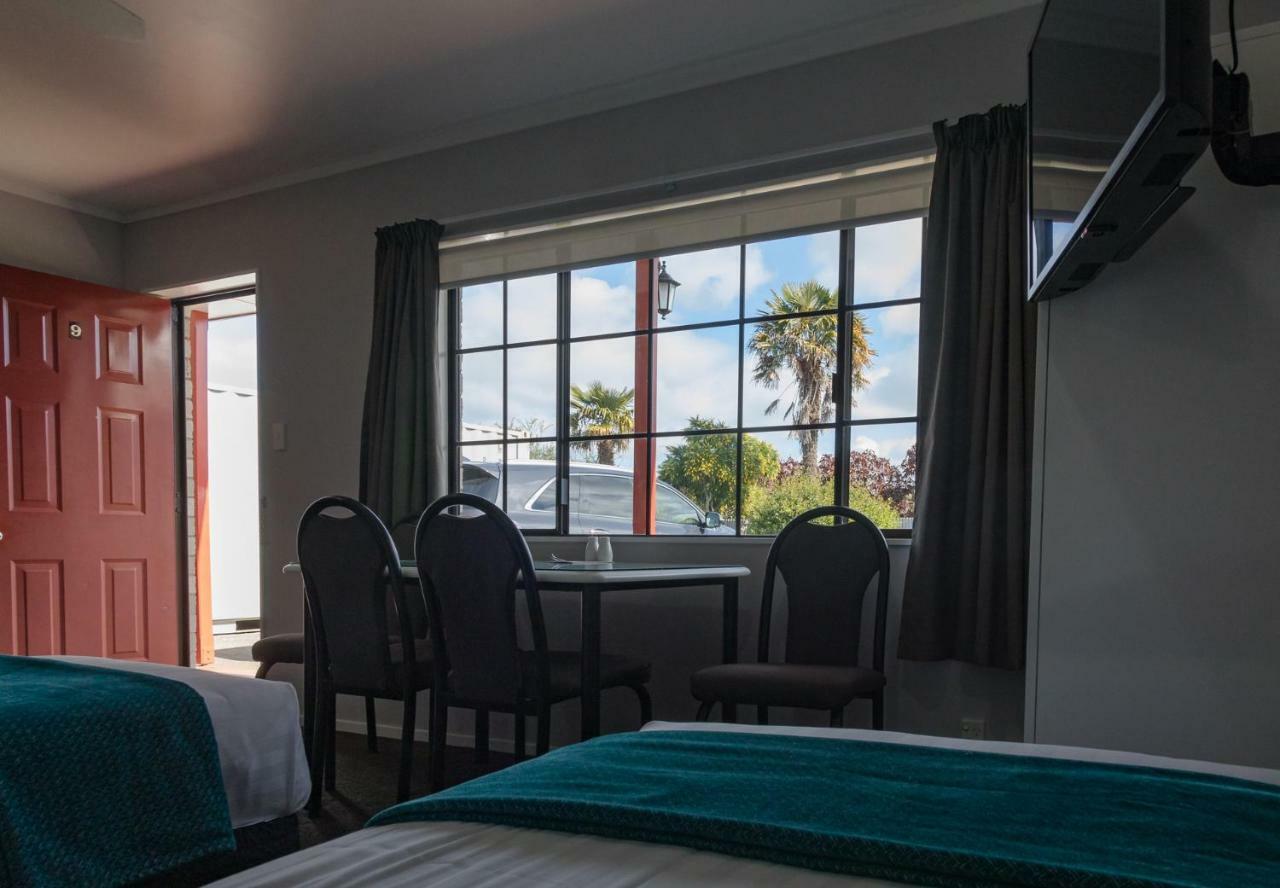 Bks Palm Court Motor Motel 4*